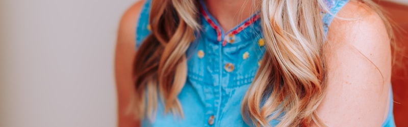 阿根廷国家足球队标志及梅西带球特写